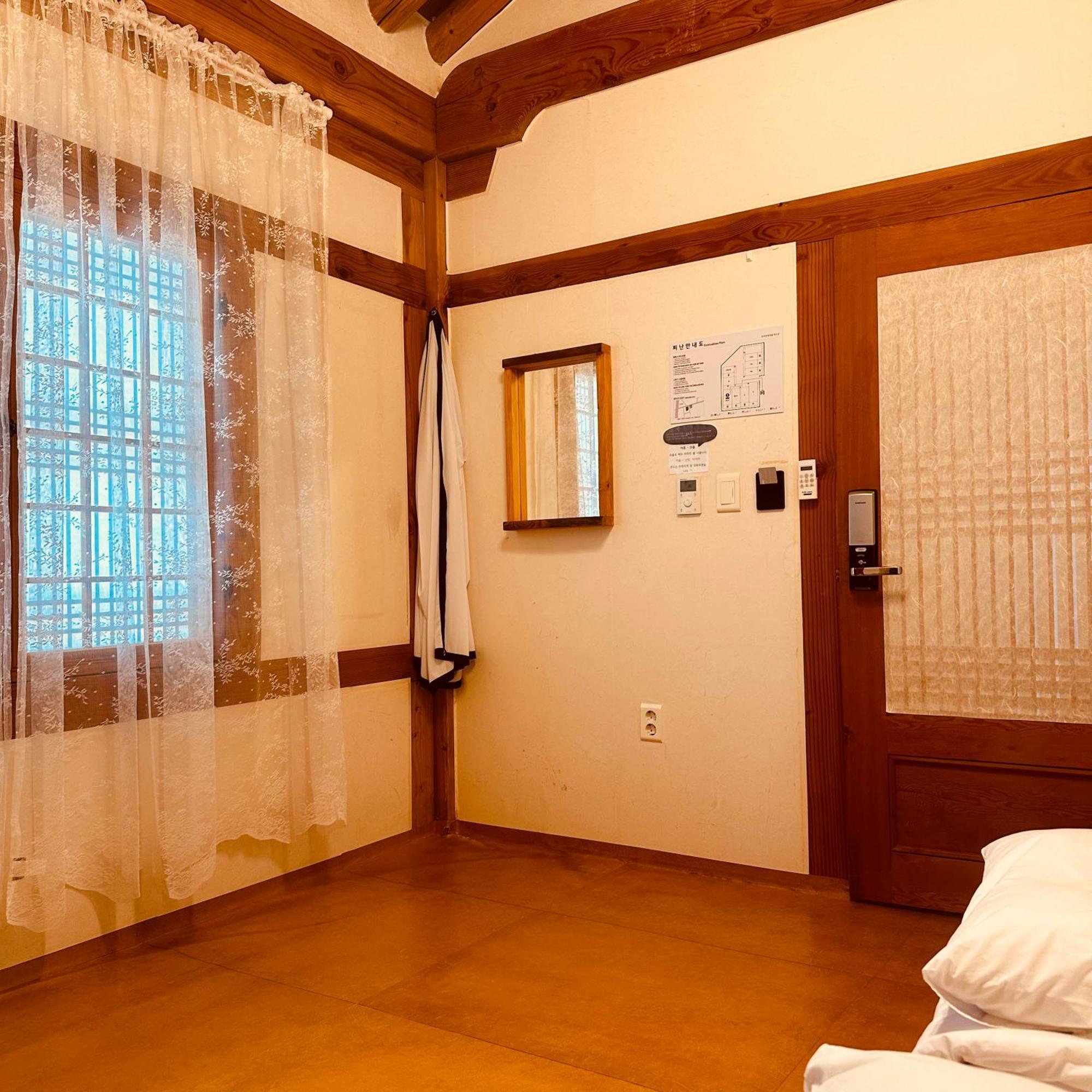 Jeonju Hanok Village Deoksugung Exterior photo