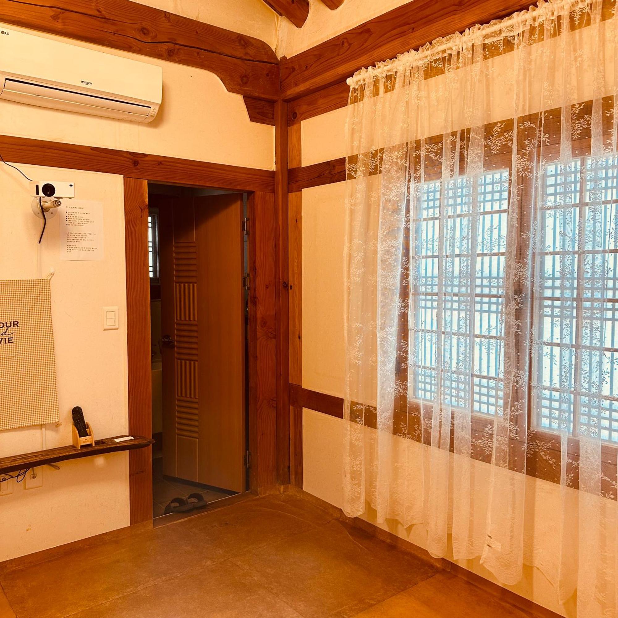 Jeonju Hanok Village Deoksugung Exterior photo