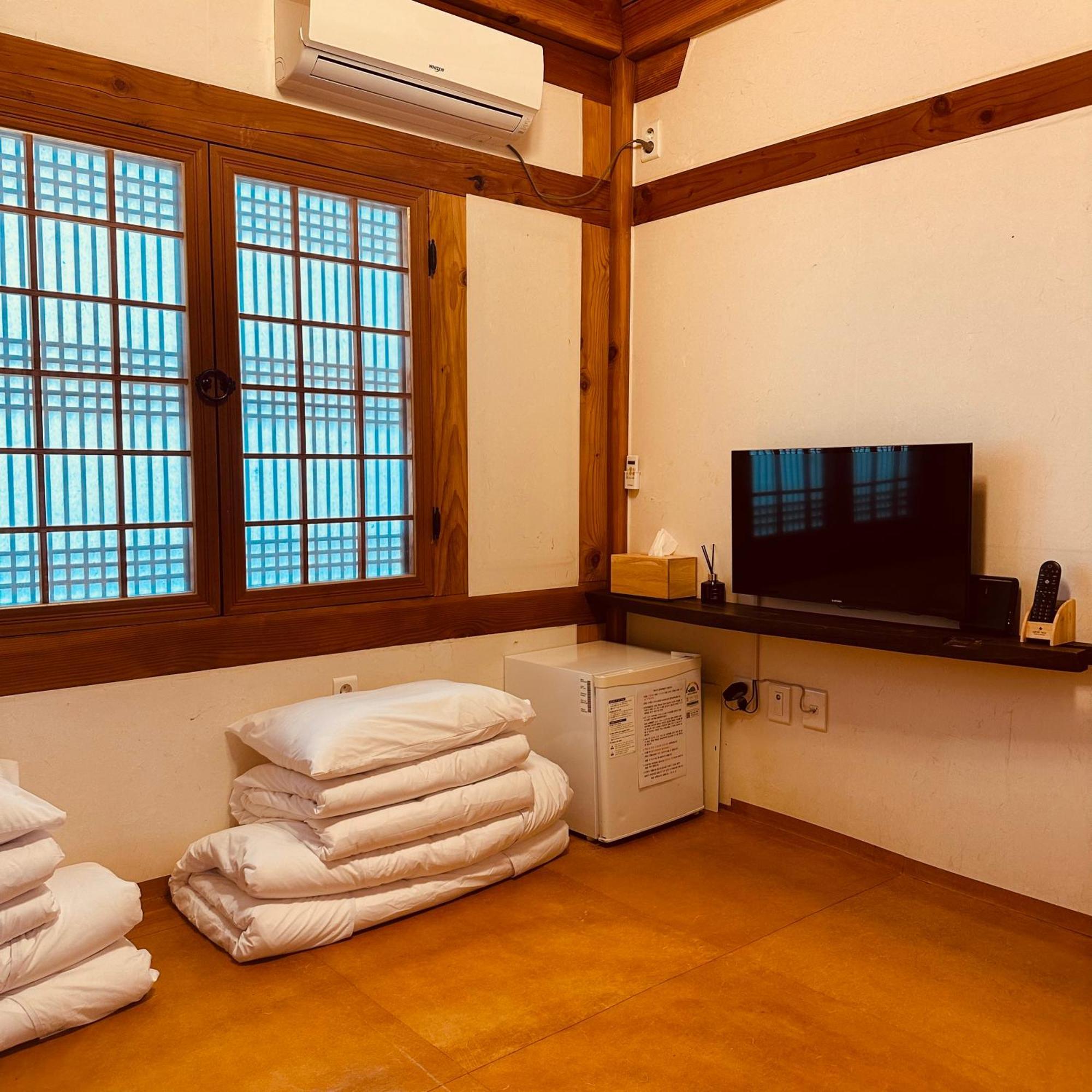 Jeonju Hanok Village Deoksugung Exterior photo