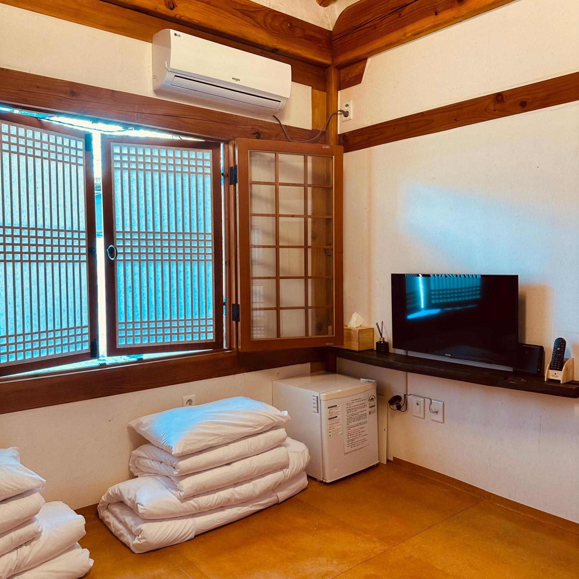 Jeonju Hanok Village Deoksugung Exterior photo