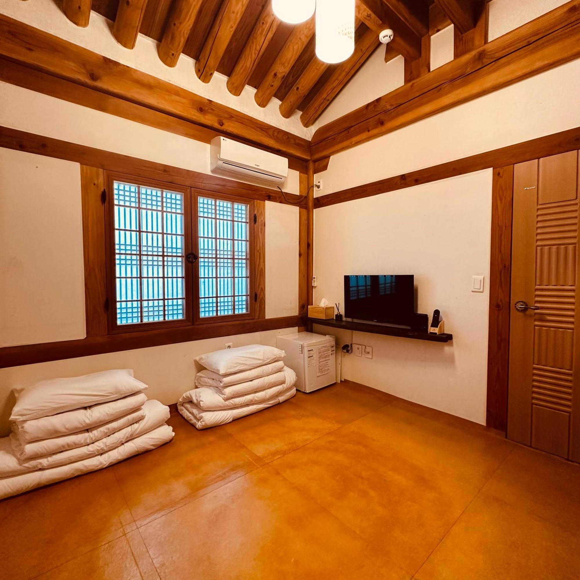 Jeonju Hanok Village Deoksugung Exterior photo