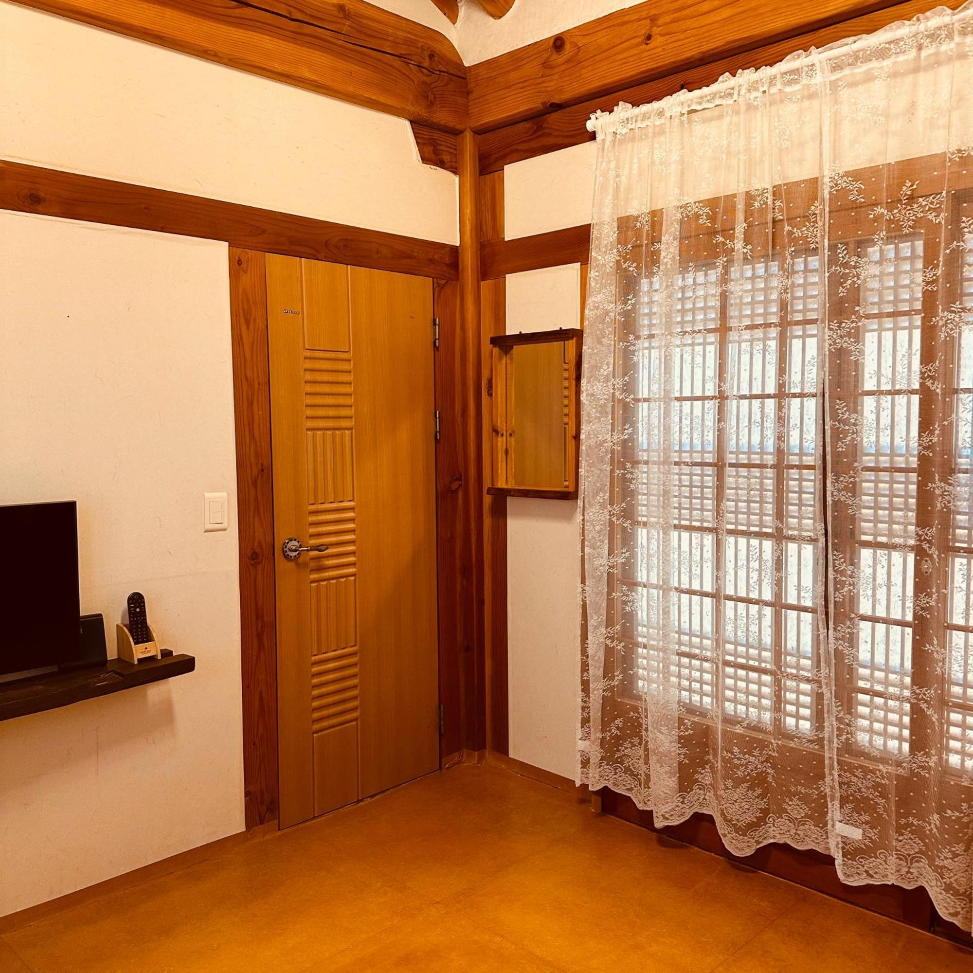 Jeonju Hanok Village Deoksugung Exterior photo