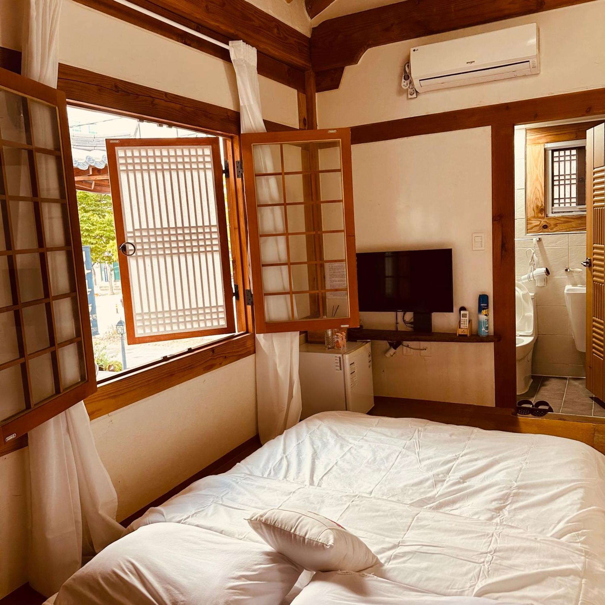 Jeonju Hanok Village Deoksugung Exterior photo