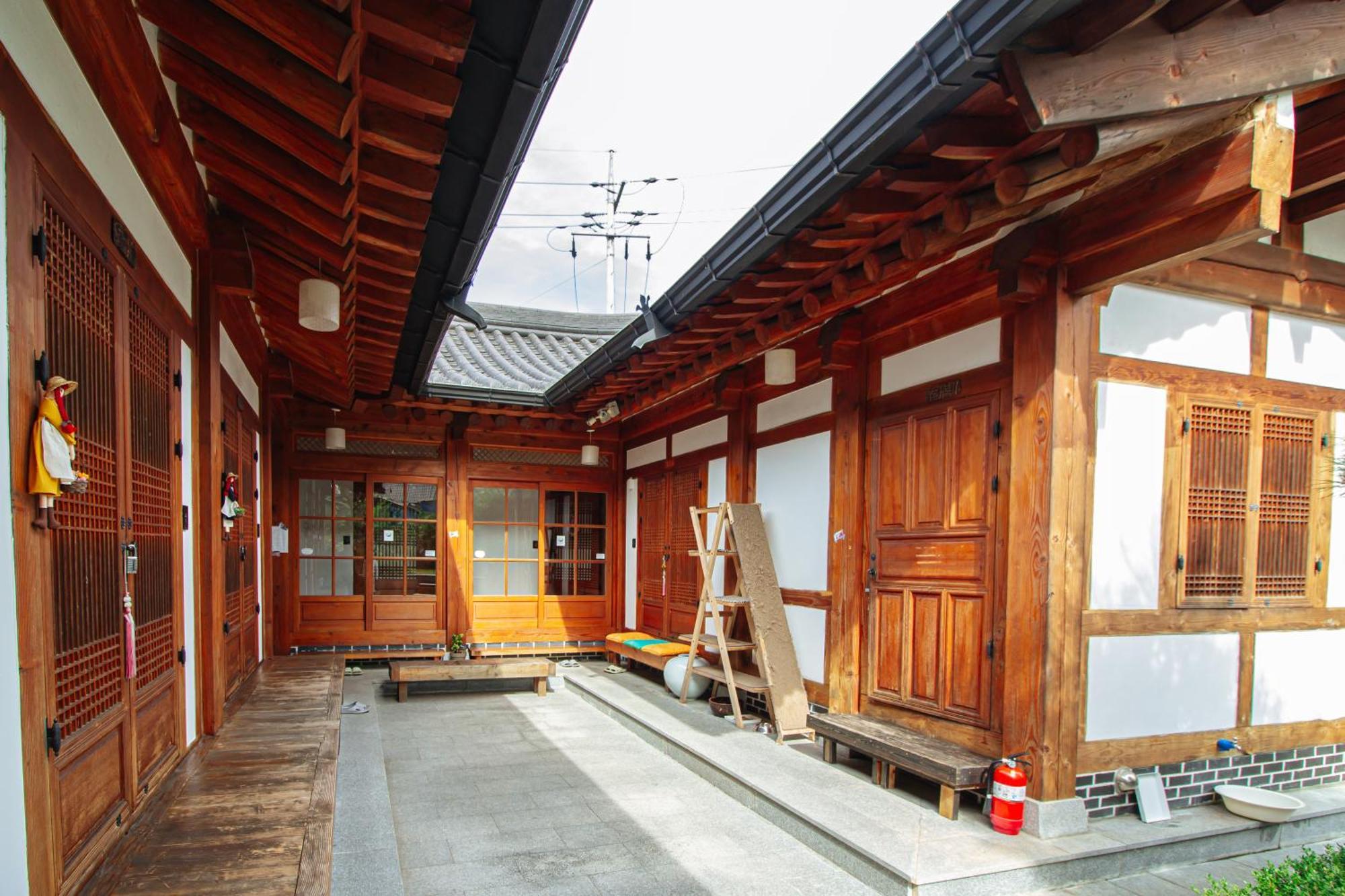 Jeonju Hanok Village Deoksugung Exterior photo
