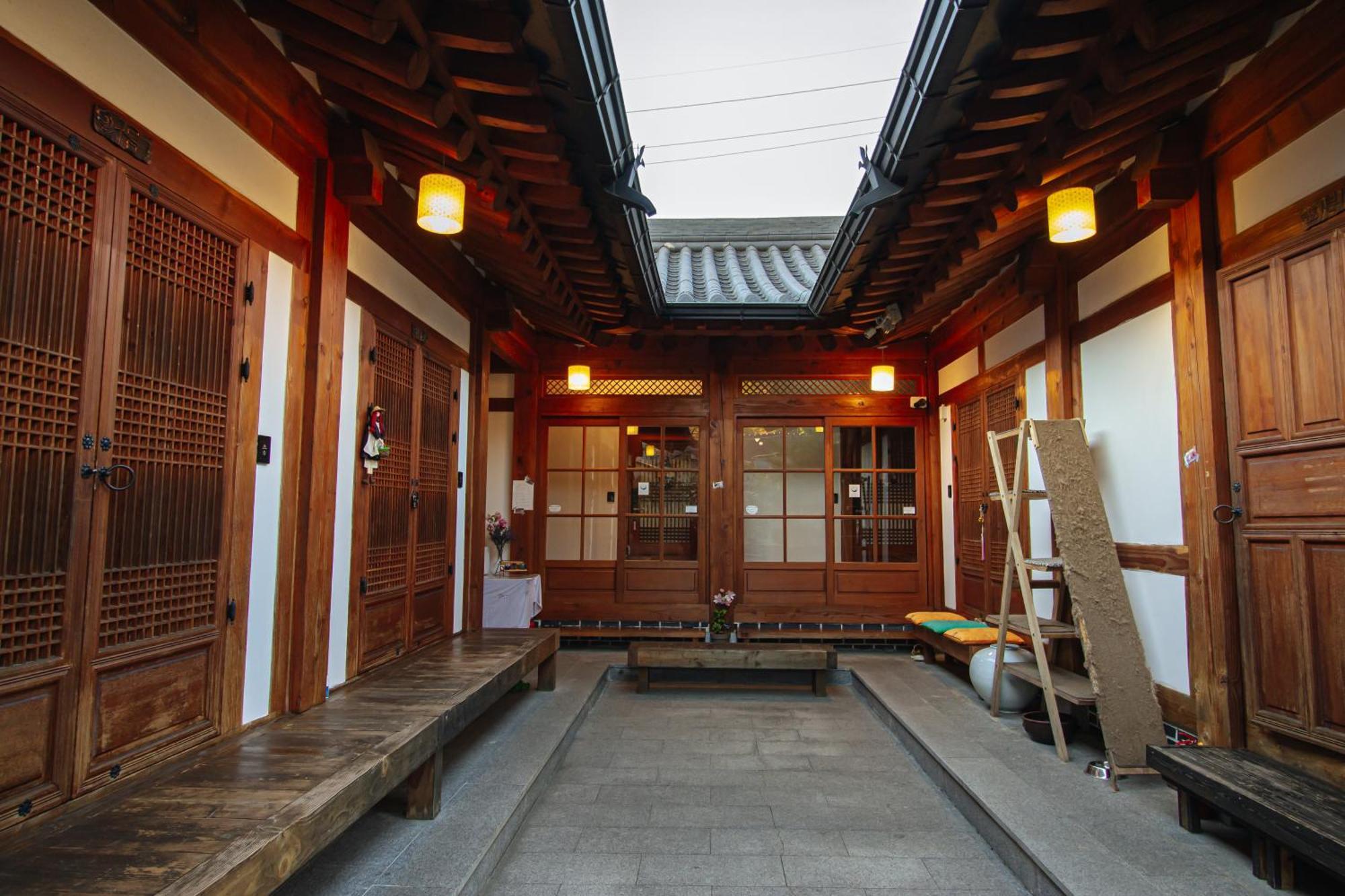 Jeonju Hanok Village Deoksugung Exterior photo