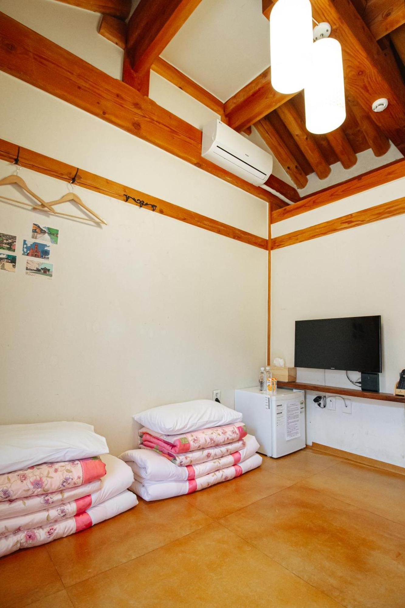 Jeonju Hanok Village Deoksugung Exterior photo